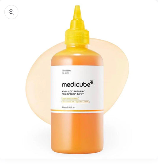 تونر الكركم وحمض الكوجيك لتجديد البشرة